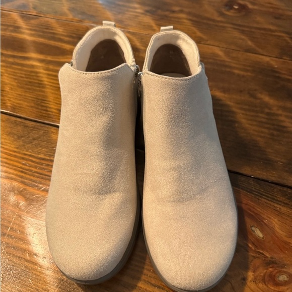 BZEES Genie Comfort Cozy Almond Color low Booties Women’s Size 9 - Picture 3 of 8